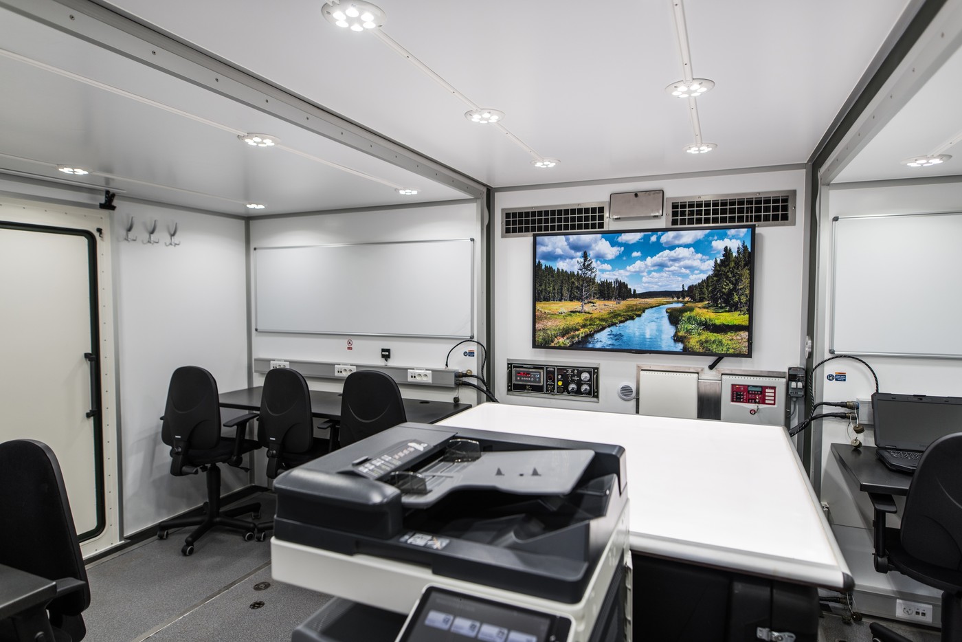 Kontener mobilny moduł dowodzenia i łączności – widok w środku