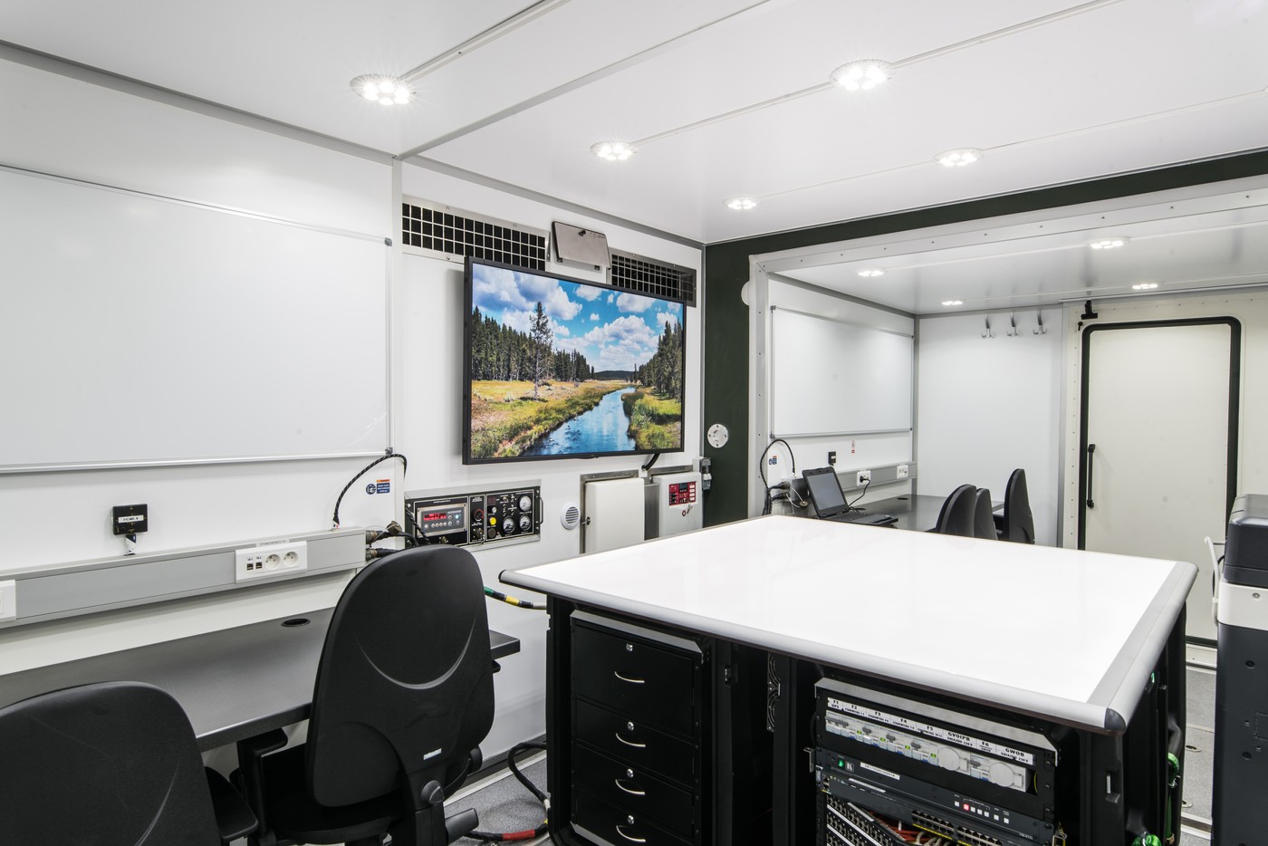 Kontener mobilny moduł dowodzenia i łączności – widok w środku