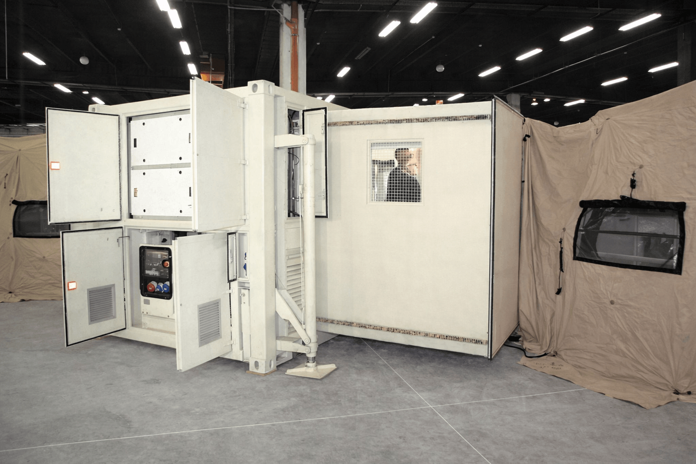 Kontener mobilny szpital polowy – widok z boku