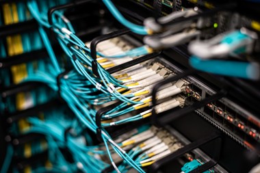 Sieci światłowodowe – łączność, technologia i ich zastosowanie w przemyśle