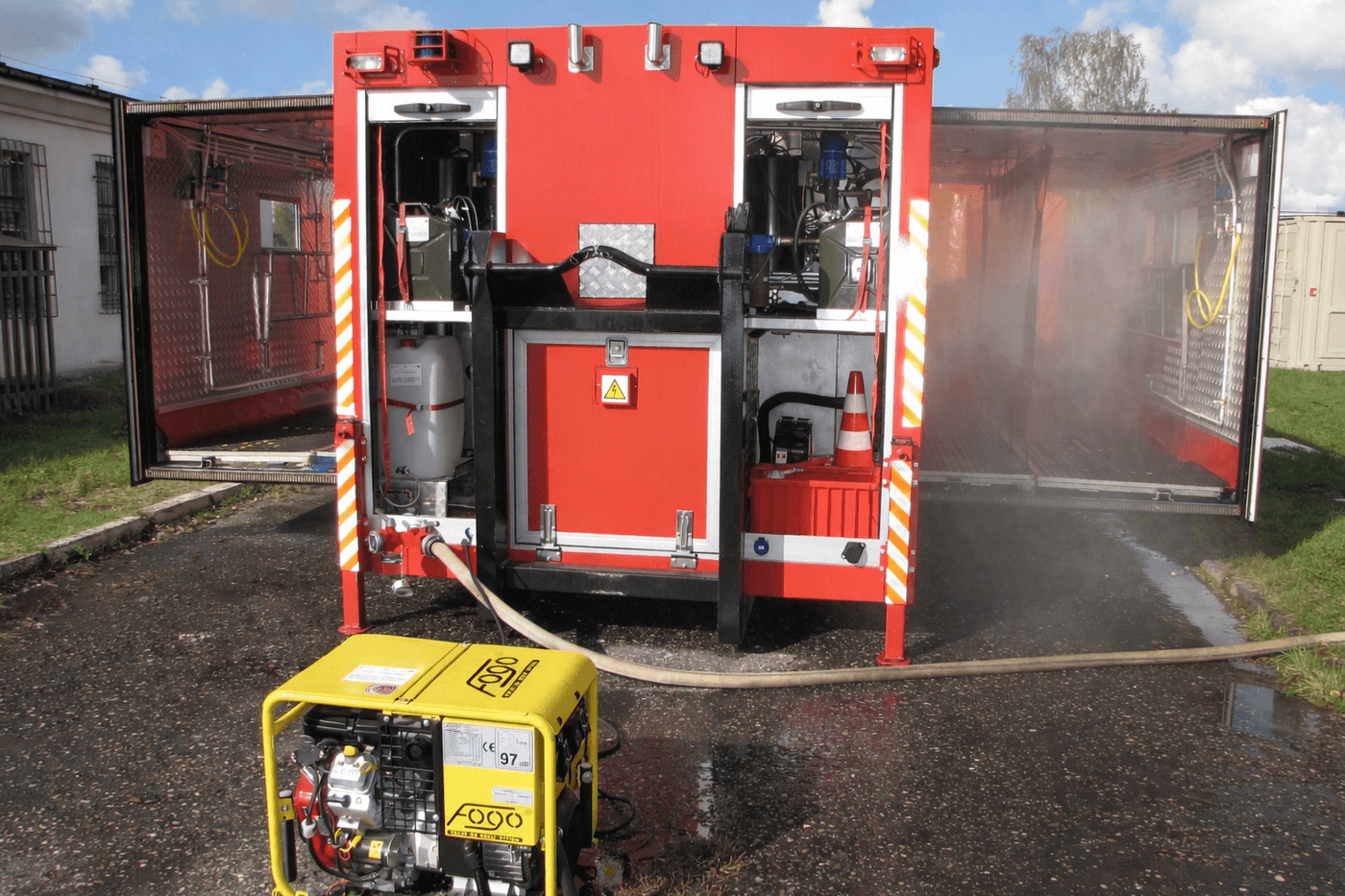 Kontener mobilny dekontaminacyjny – widok z przodu w trakcie pracy