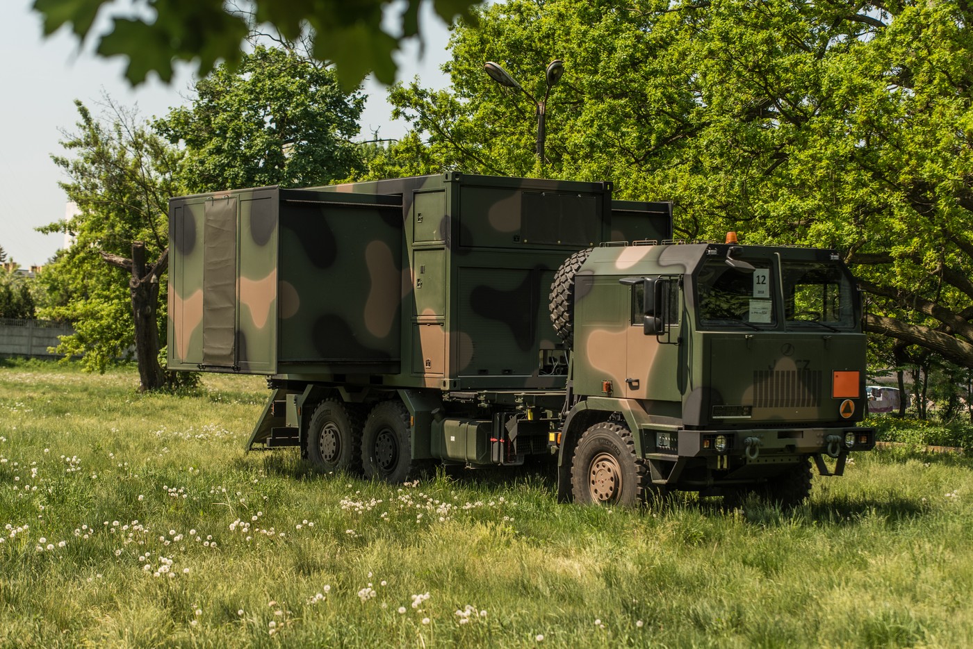 Kontener mobilny moduł dowodzenia i łączności – widok z przodu rozłożony