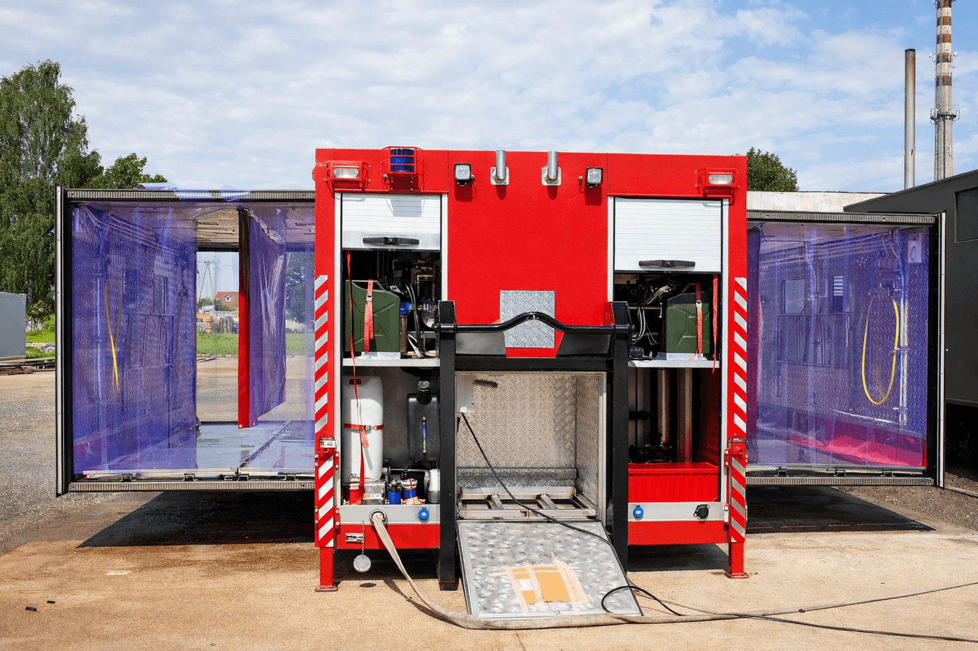 Kontener mobilny dekontaminacyjny – widok z przodu rozłożony