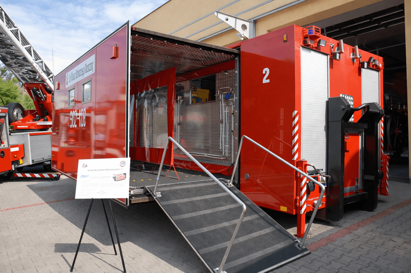 Kontener mobilny dekontaminacyjny – widok z przodu częściowo złożony