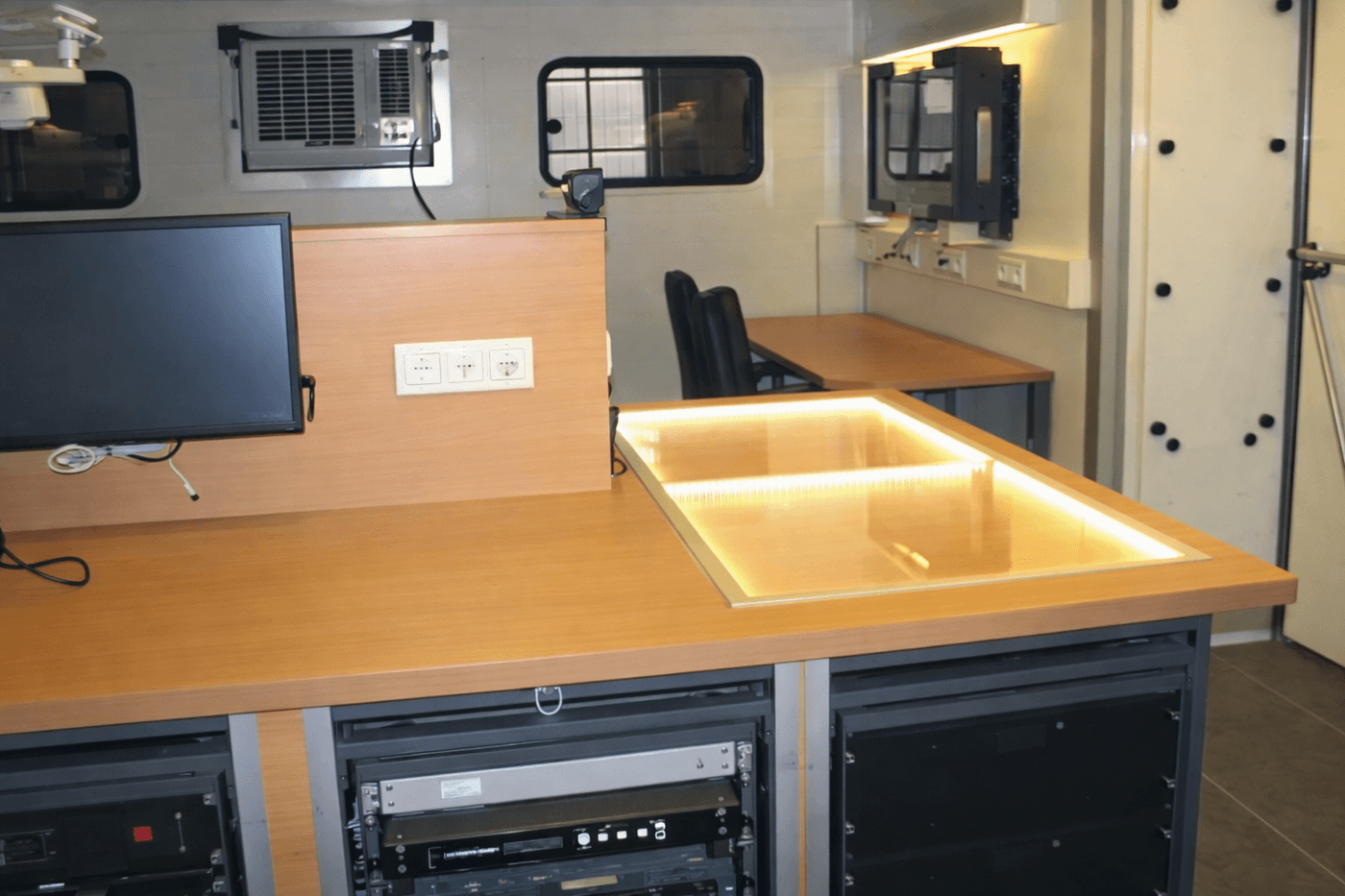 Ciężki pojazd dowodzenia i łączności – widok w środku