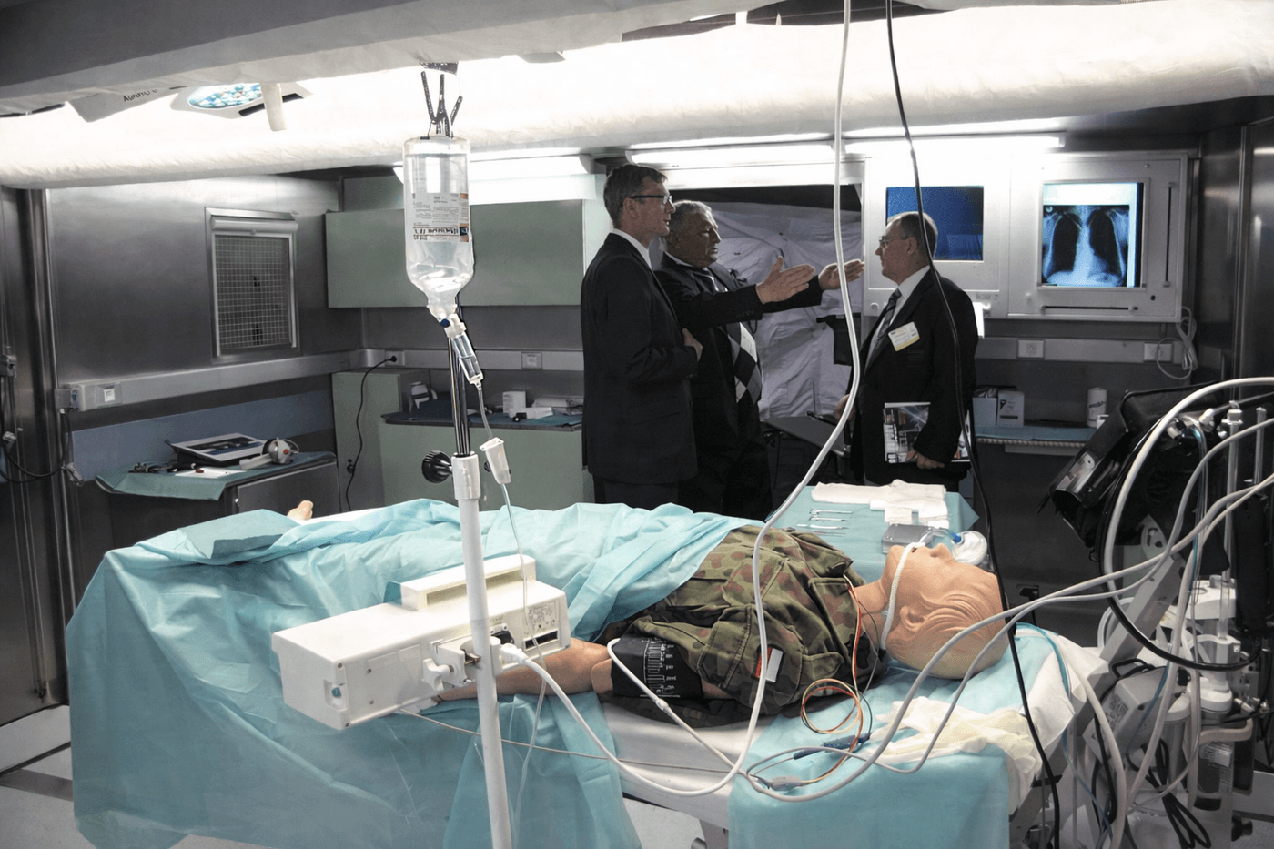 Kontener mobilny szpital polowy – widok w środku operacja