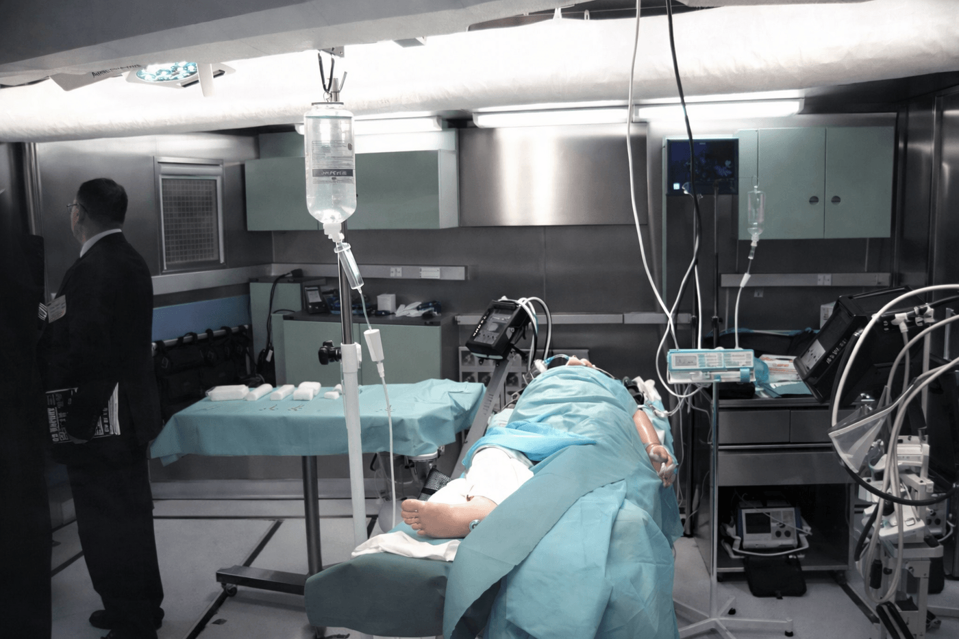 Kontener mobilny szpital polowy – widok w środku łóżko operacja