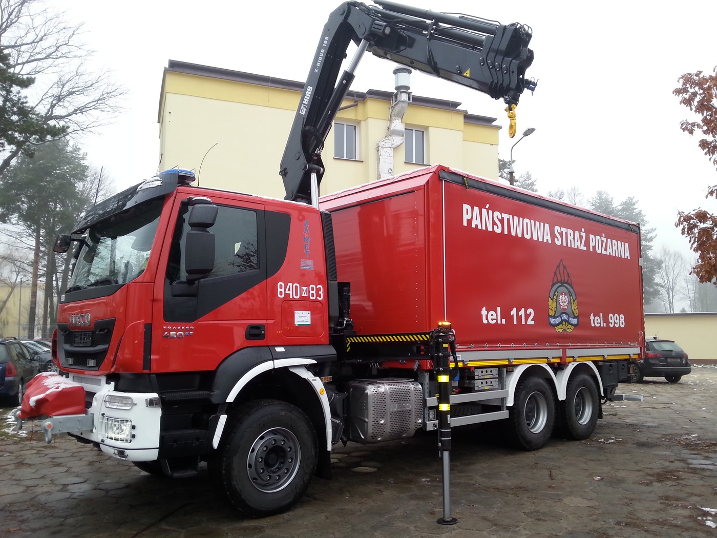 Wozy strażacki 4x4 - rozłożony z wysięgnikiem hds