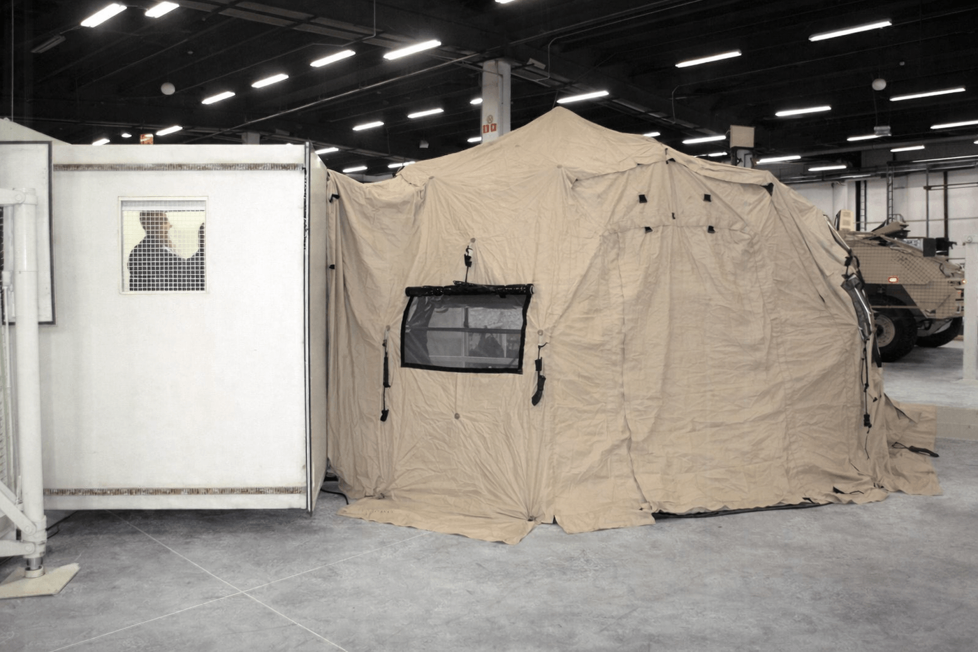 Kontener mobilny szpital polowy – widok z przodu rozłożony