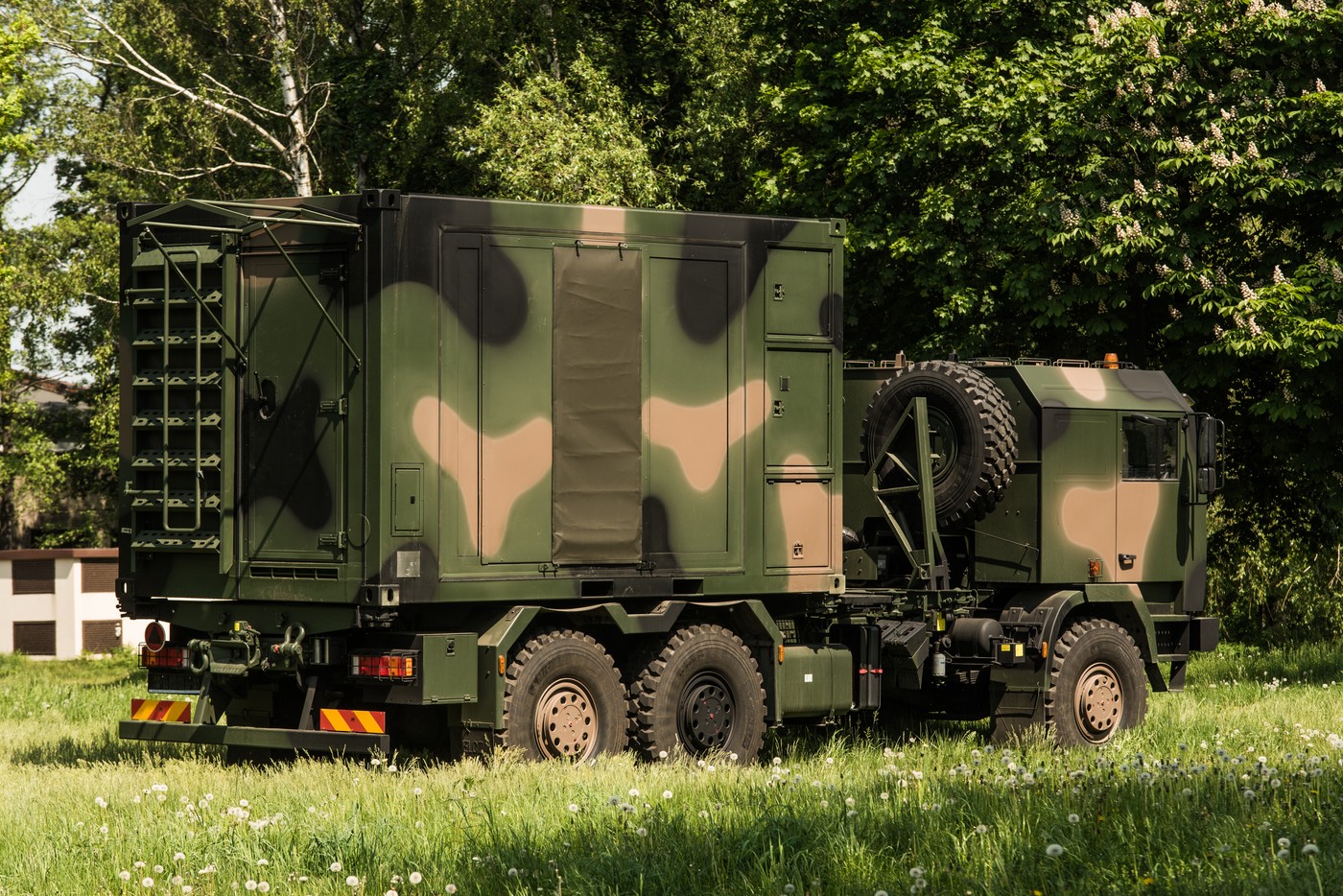 Kontener mobilny moduł dowodzenia i łączności – widok z boku złożony