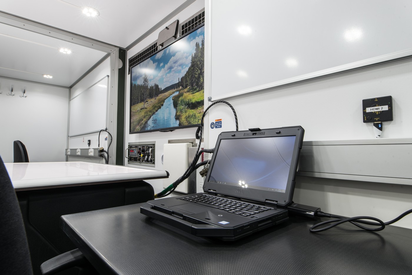 Kontener mobilny moduł dowodzenia i łączności – widok w środku centrum dowodzenia