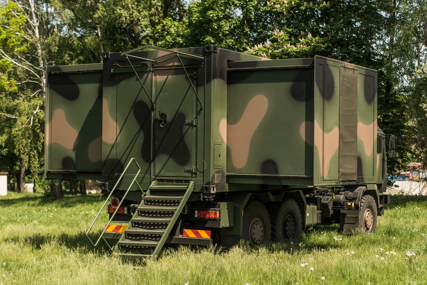 Kontener mobilny moduł dowodzenia i łączności – widok z tyłu rozłożony