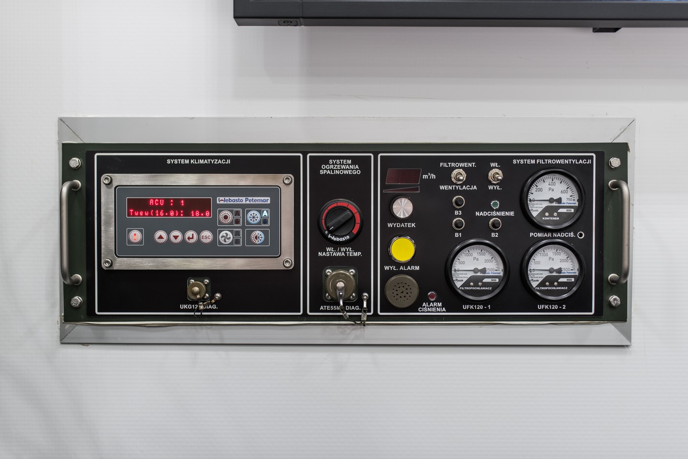 Kontener mobilny moduł dowodzenia i łączności – widok w środku panel wentylacji