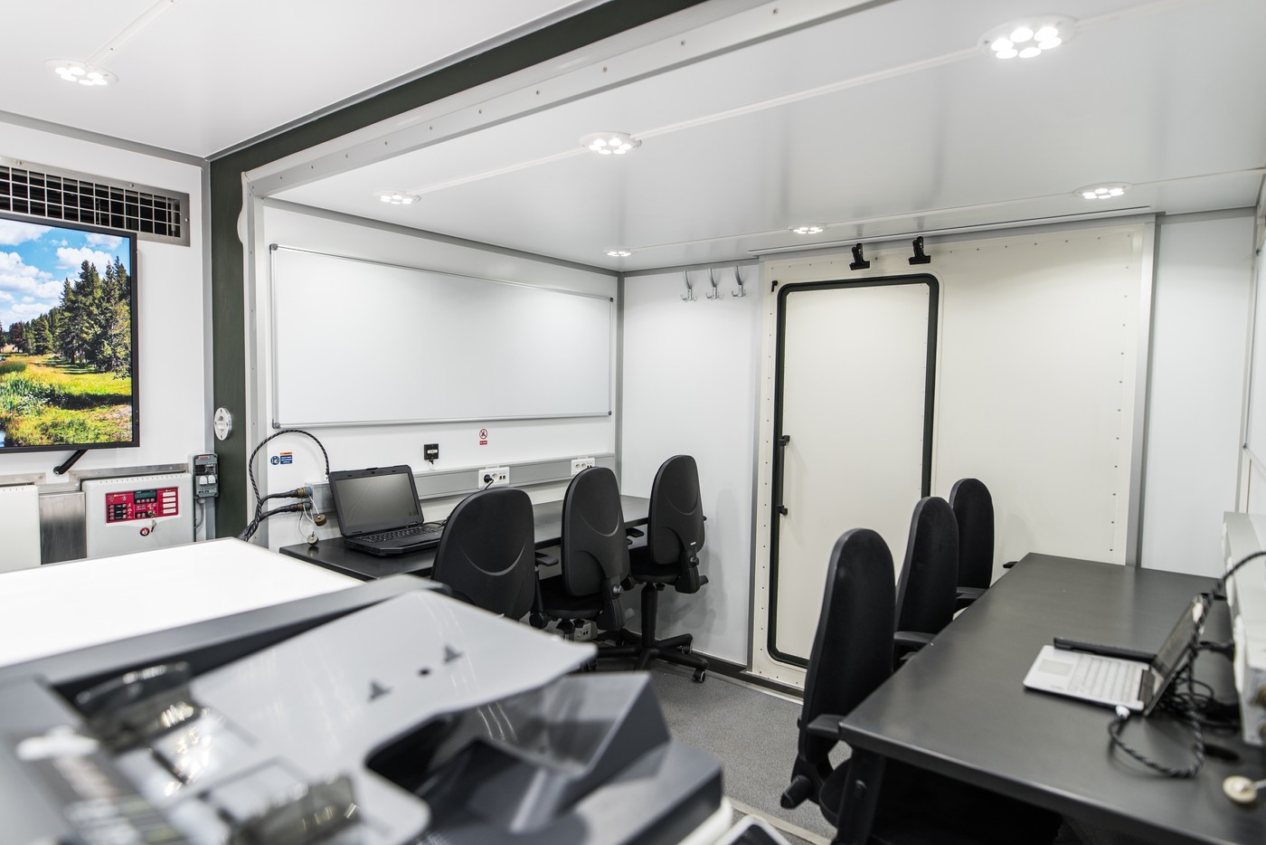 Kontener mobilny moduł dowodzenia i łączności – widok w środku miejsca